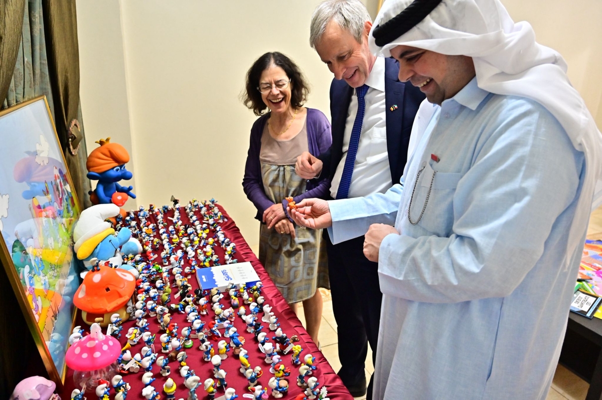 السفير البلجيكي وزوجته يستمعان لشرح حول المعروضات