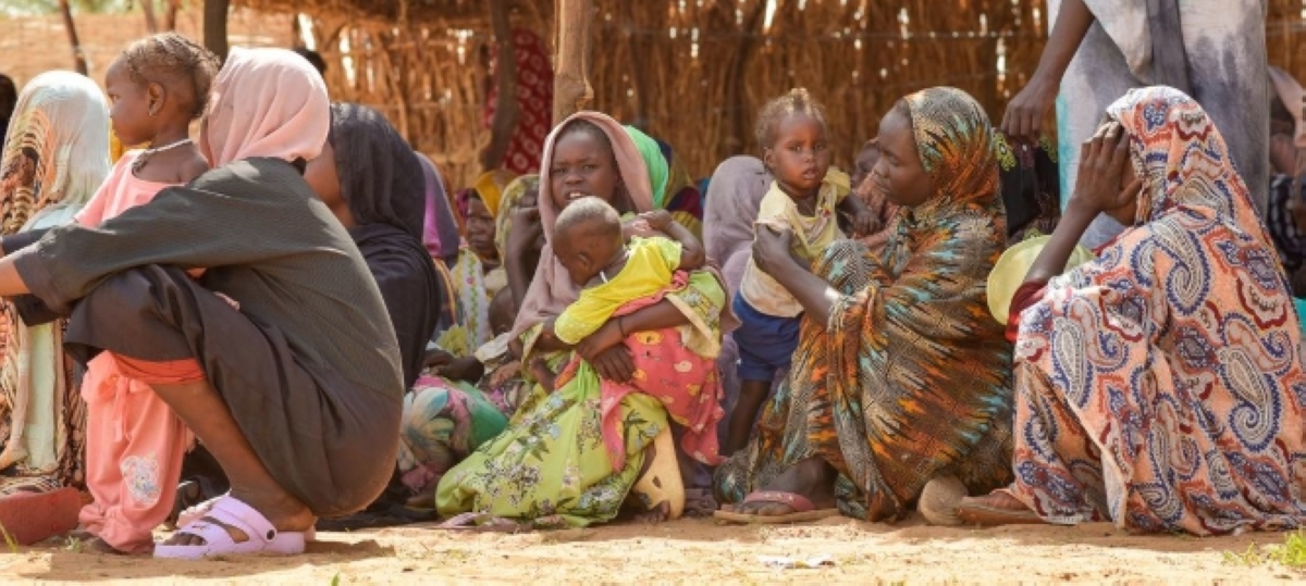 نازحات سودانيات من الفاشر قرب عيادة موقتة في شمال دارفور