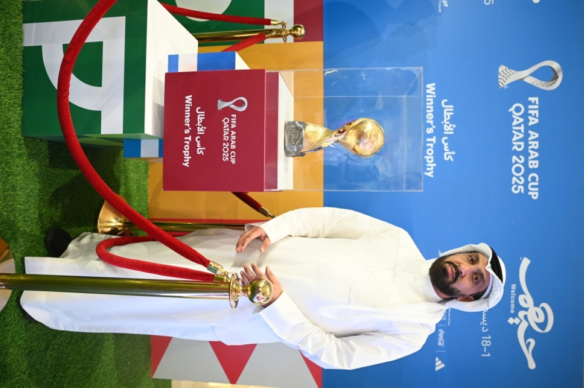 الزميل غانم السليماني مع كأس العرب (تصوير نايف العقلة) 