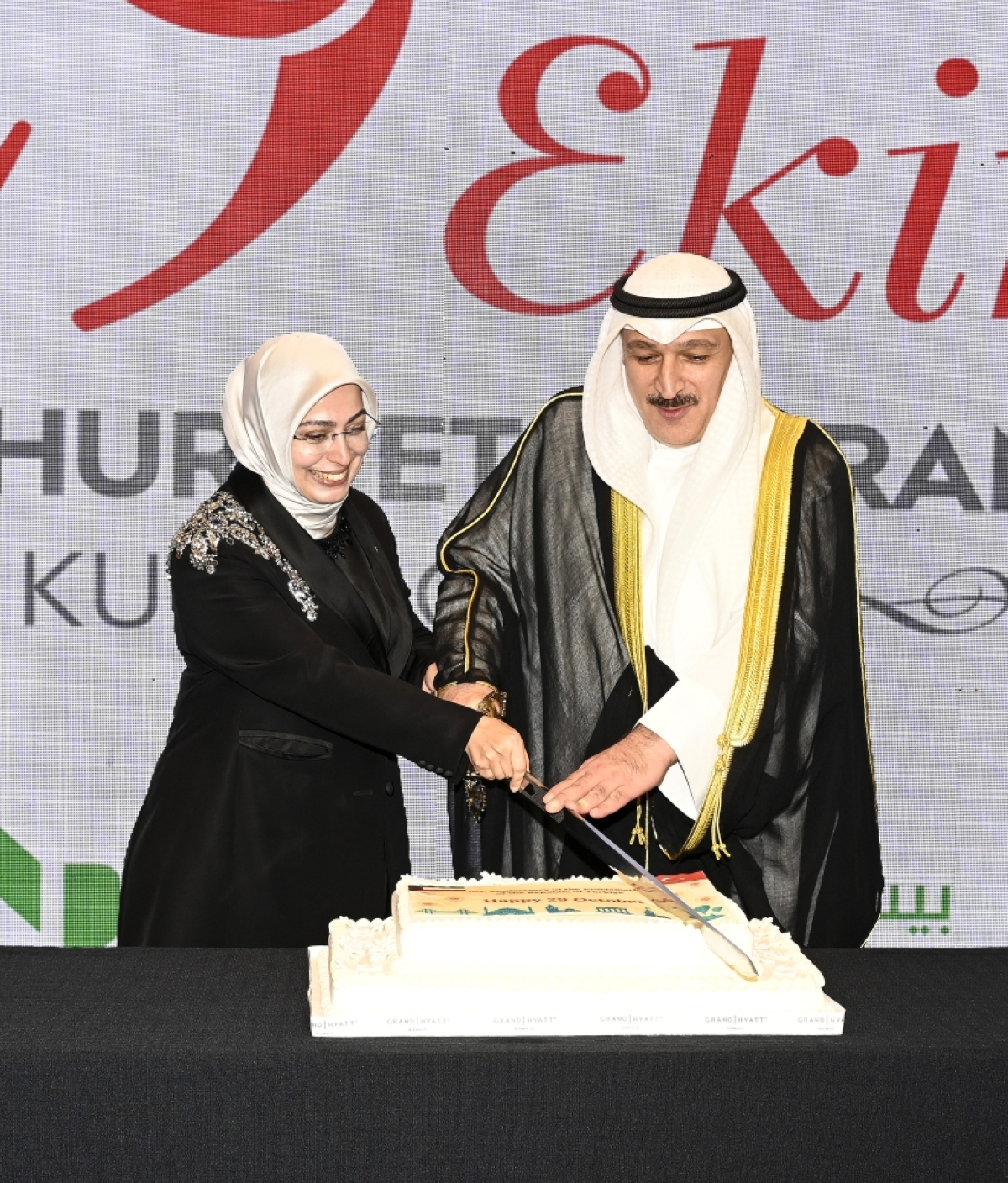 وزير الصحة الدكتور أحمد العوضي والسفيرة التركية يقطعان قالب الحلوى تصوير (سعود سالم ) 