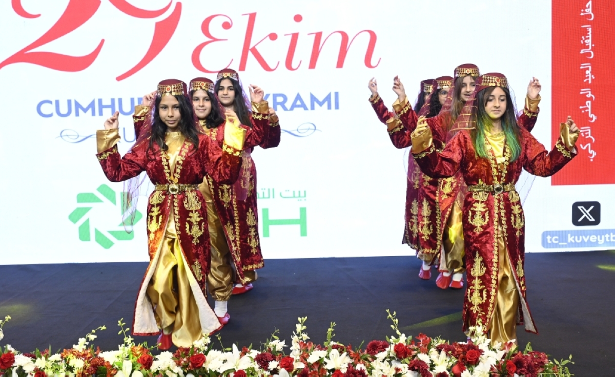 زهرات المدرسة التركية بالكويت يقدمن عرضاً فنياً 