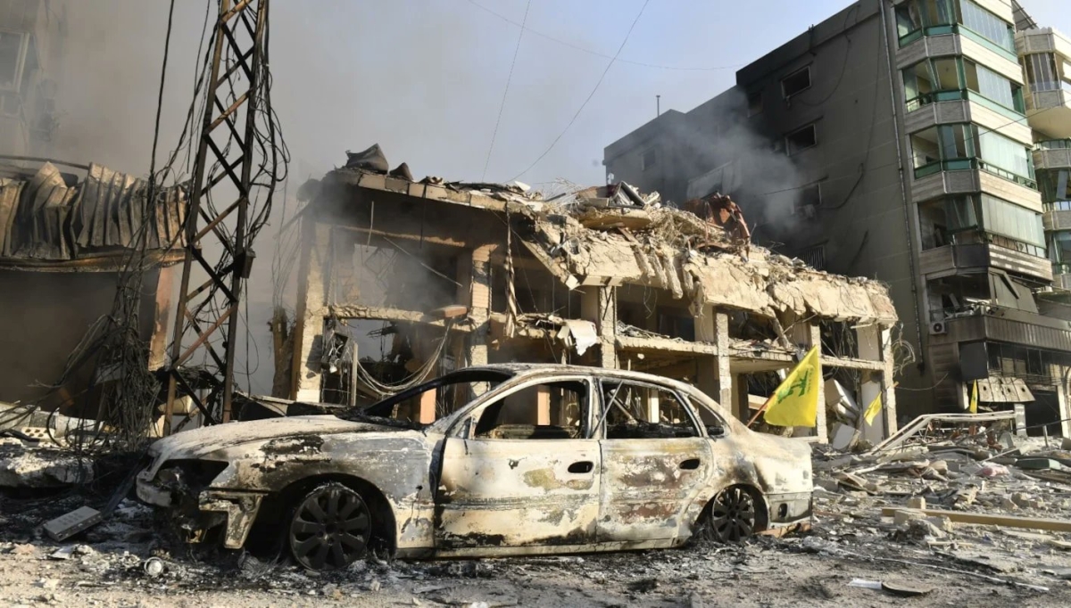 دمار في موقع غارة إسرائيلية على جنوب لبنان