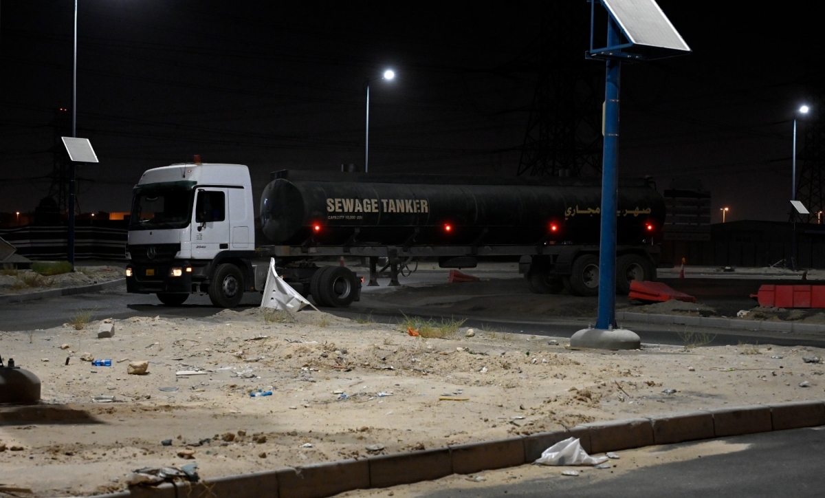 تنكر مجاري يقف بعرض الدوار الرئيسي في المنطقة