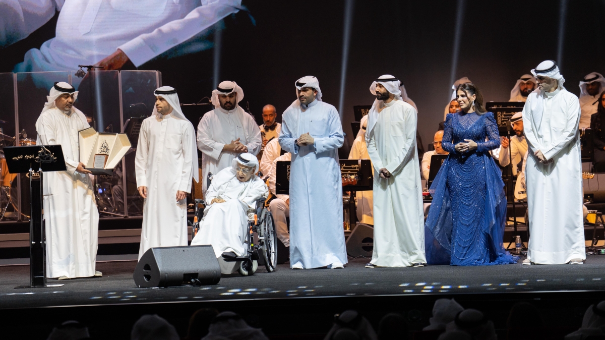 تكريم البناي بحضور نجوم الحفل والمنتج الزيدي (تصوير سعود سالم) 