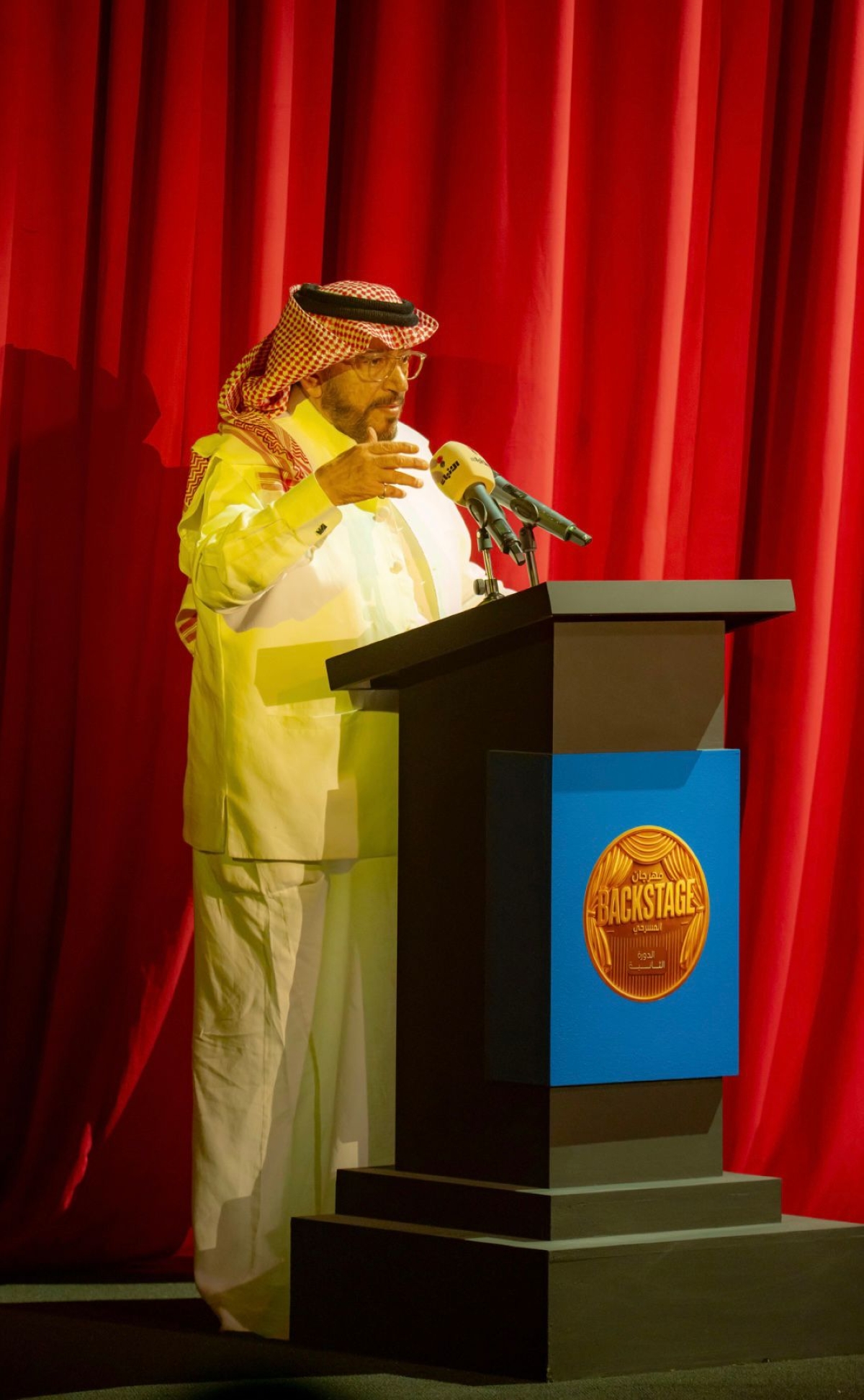 نجف جمال متحدثاً