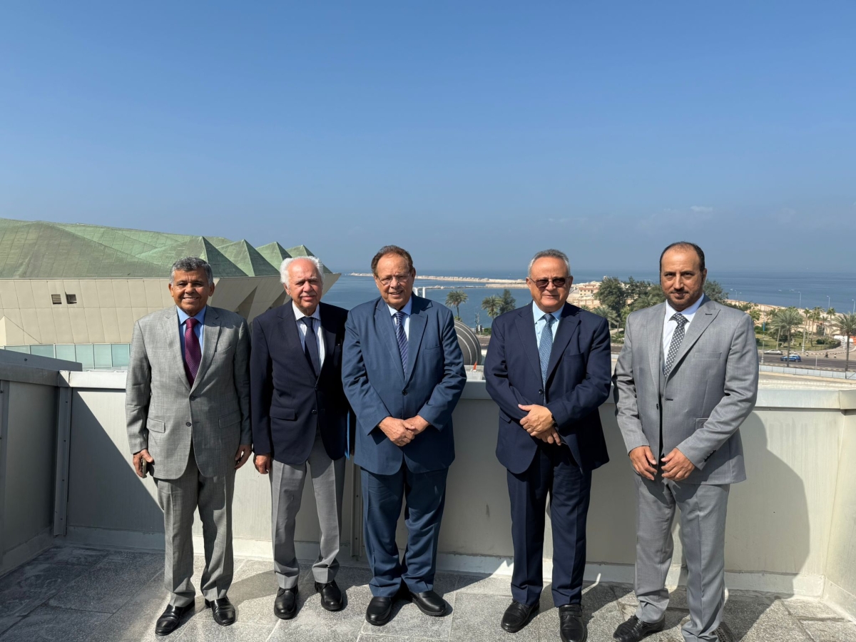 من اليمين: علي المسعودي وأحمد زايد وعلي ناصر محمد وعبدالحسين شعبان ومحمد الدايري في مكتبة الإسكندرية