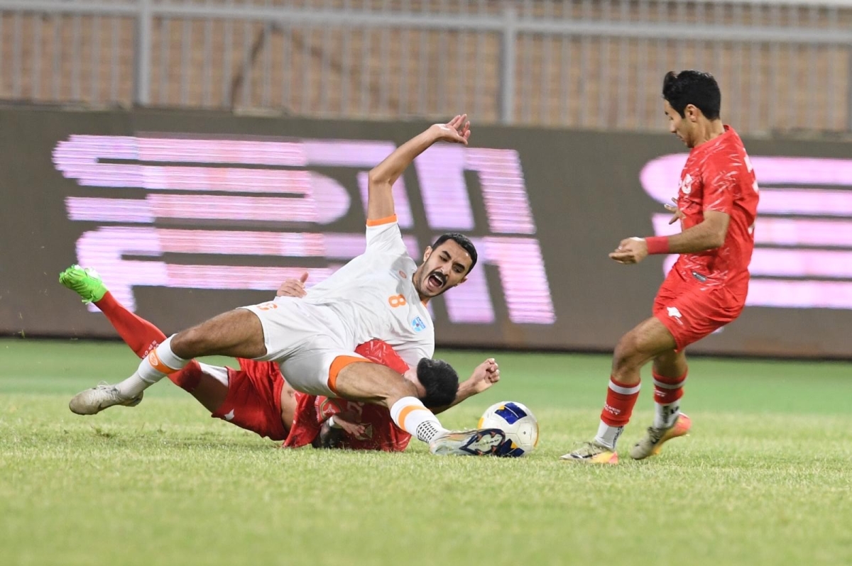 مدافع «الأحمر» محمد العازمي يعرقل مهاجم كاظمة ناصر فالح