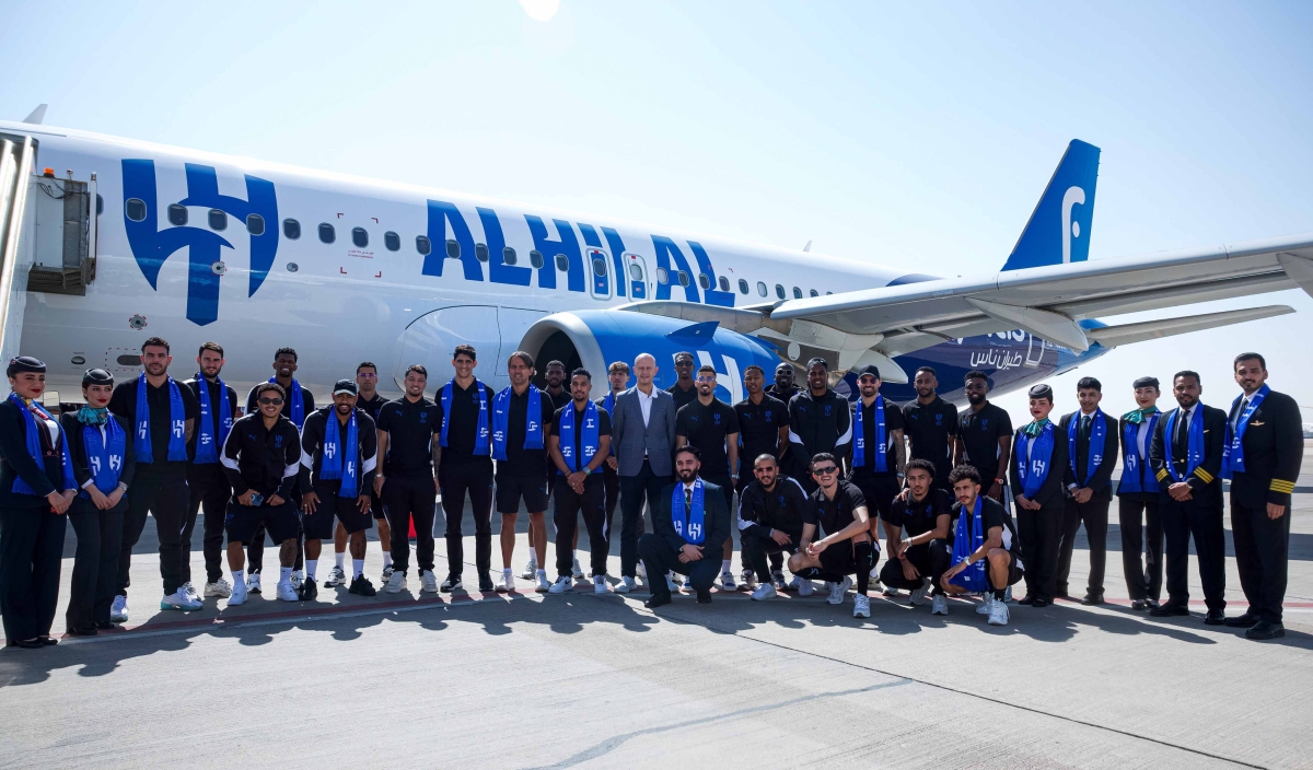 لاعبو الهلال أمام طائرة النادي