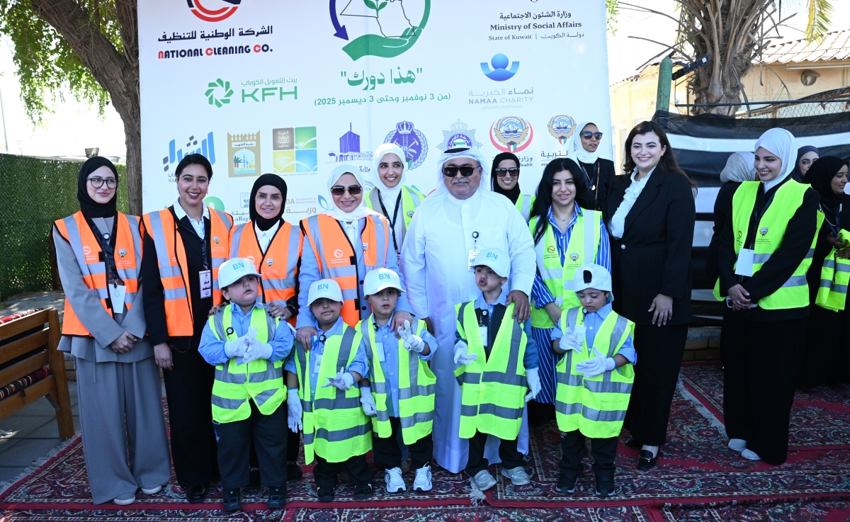  الوزيرة ومديرة البيئة مع عدد من الأطفال ومعلميهم