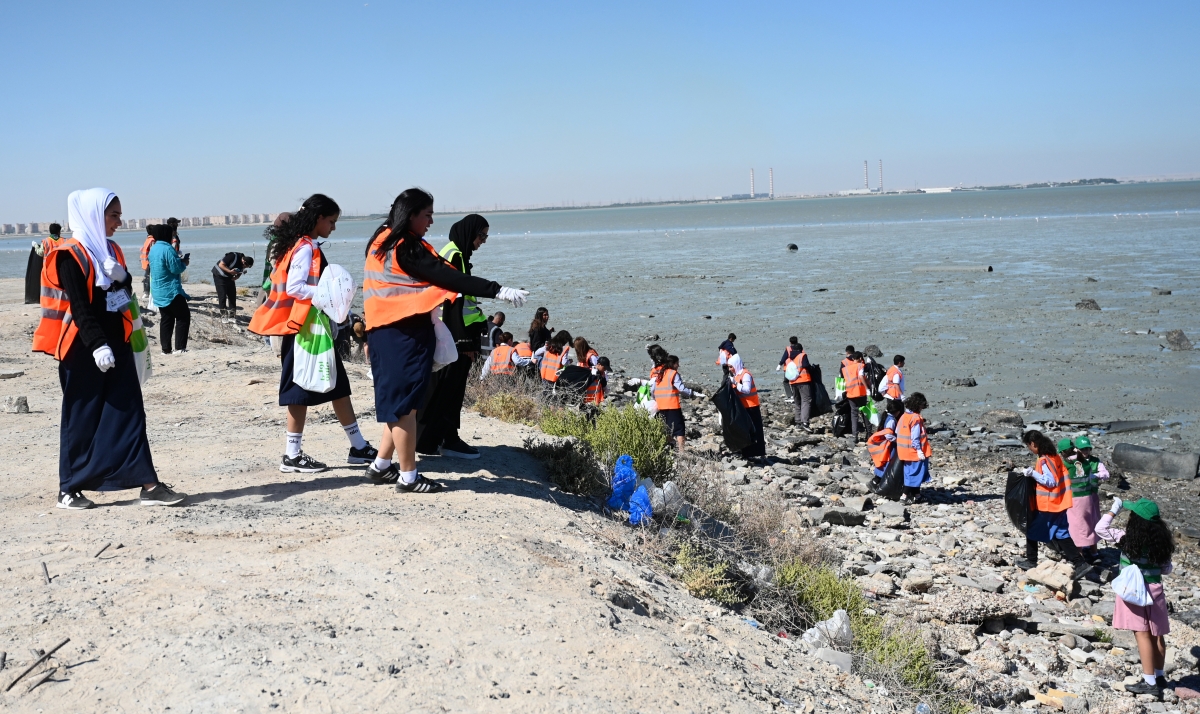 طلبة المدارس ينظفون شاطئ الصليبيخات