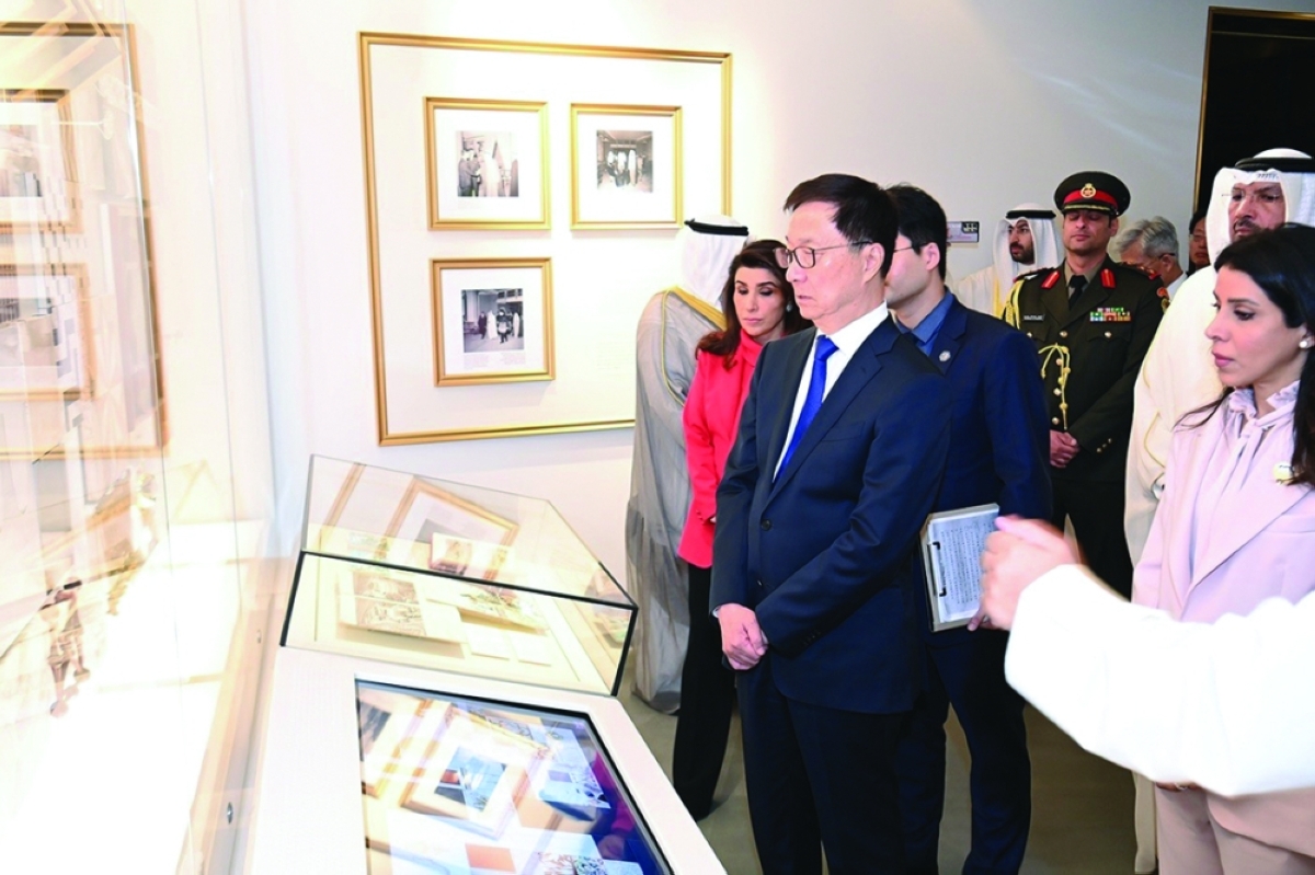 نائب الرئيس الصيني يقوم بزيارة إلى متحف قصر السلام