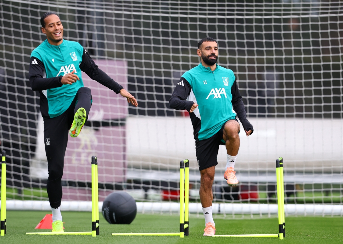 محمد صلاح وفيرجيل فان دايك خلال تدريبات ليفربول (رويترز)