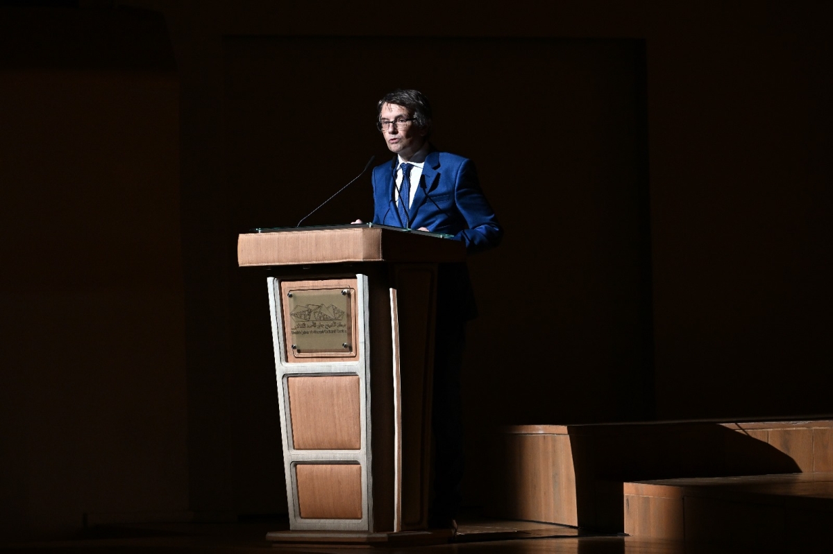 السفير إرنانديث متحدثاً