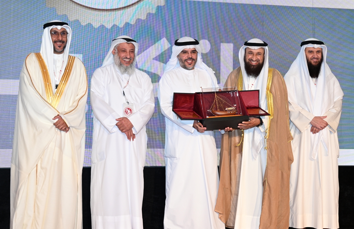 العجمي والخميس خلال التكريم