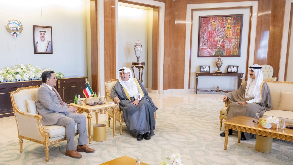 وزير شؤون الديوان الأميري ورئيس ديوان سمو ولي العهد يستقبلان سفير اليمن