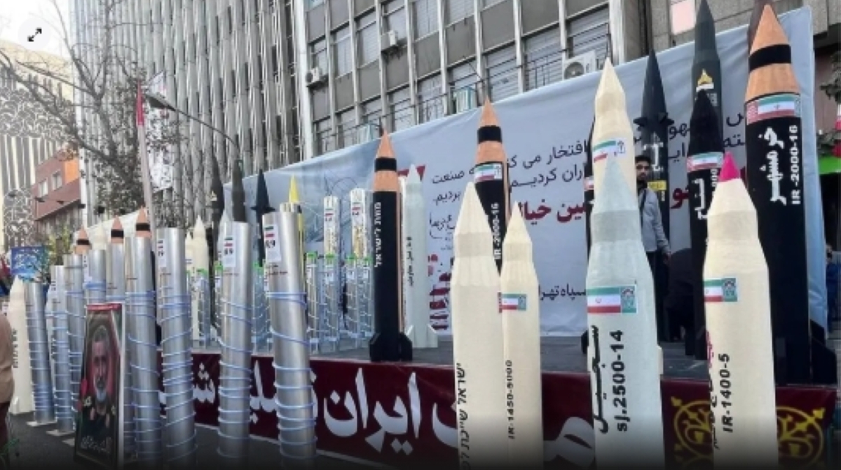 نماذج لصواريخ بالستية في أحد شوارع طهران