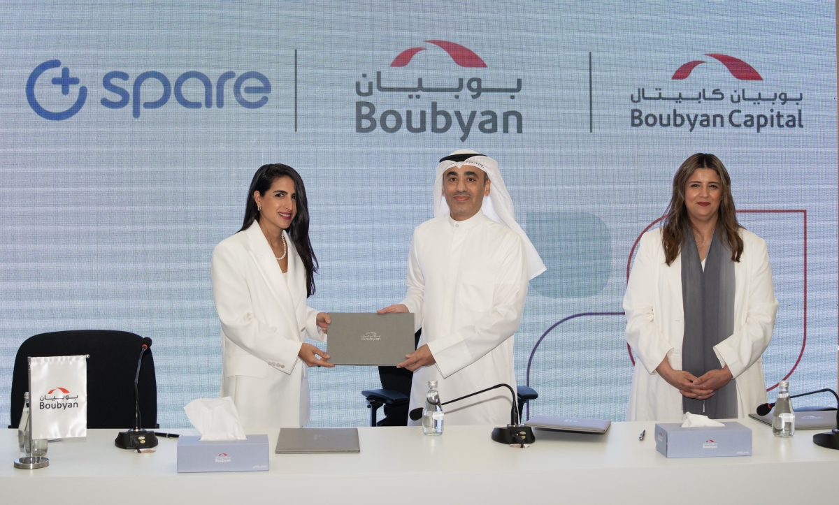 التويجري يتوسط الحميضي والريس عقب توقيع الشراكة 
