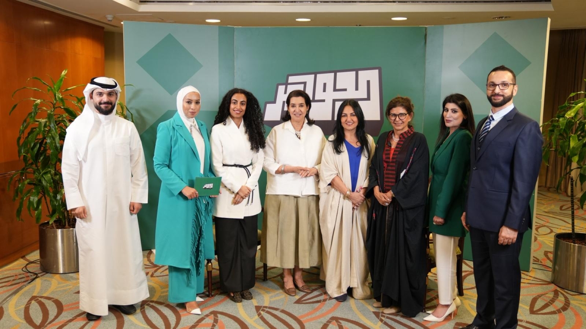 ألطاف سالم العلي وفارعة السقاف ورانيا برغوت مع المشاركين في الورشة