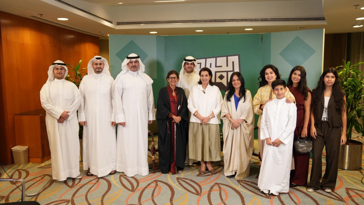 صورة جماعية لأفراد أسرة ألطاف سالم العلي مع السقاف