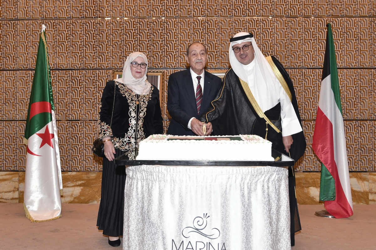 المخيزيم يشارك سفير الجزائر قطع قالب حلوى الاحتفال 