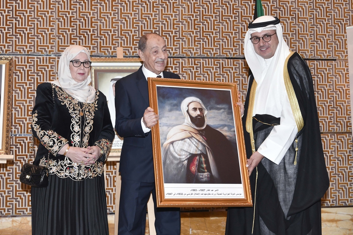 السفير بلحاج يهدي المخيزيم لوحة مؤسس الجمهورية الجزائرية