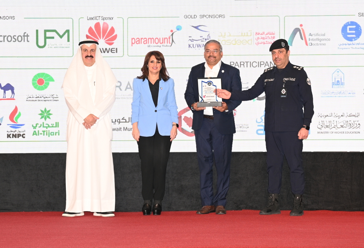 اليتامى والعوضي والرفاعي خلال تكريم المشاركين في المؤتمر (تصوير نايف العقلة)