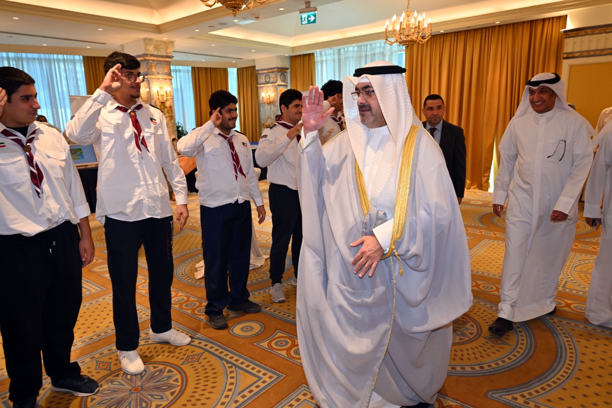 طلاب الكشافة يرحبون بالمحافظ      (تصوير أسعد عبدالله)