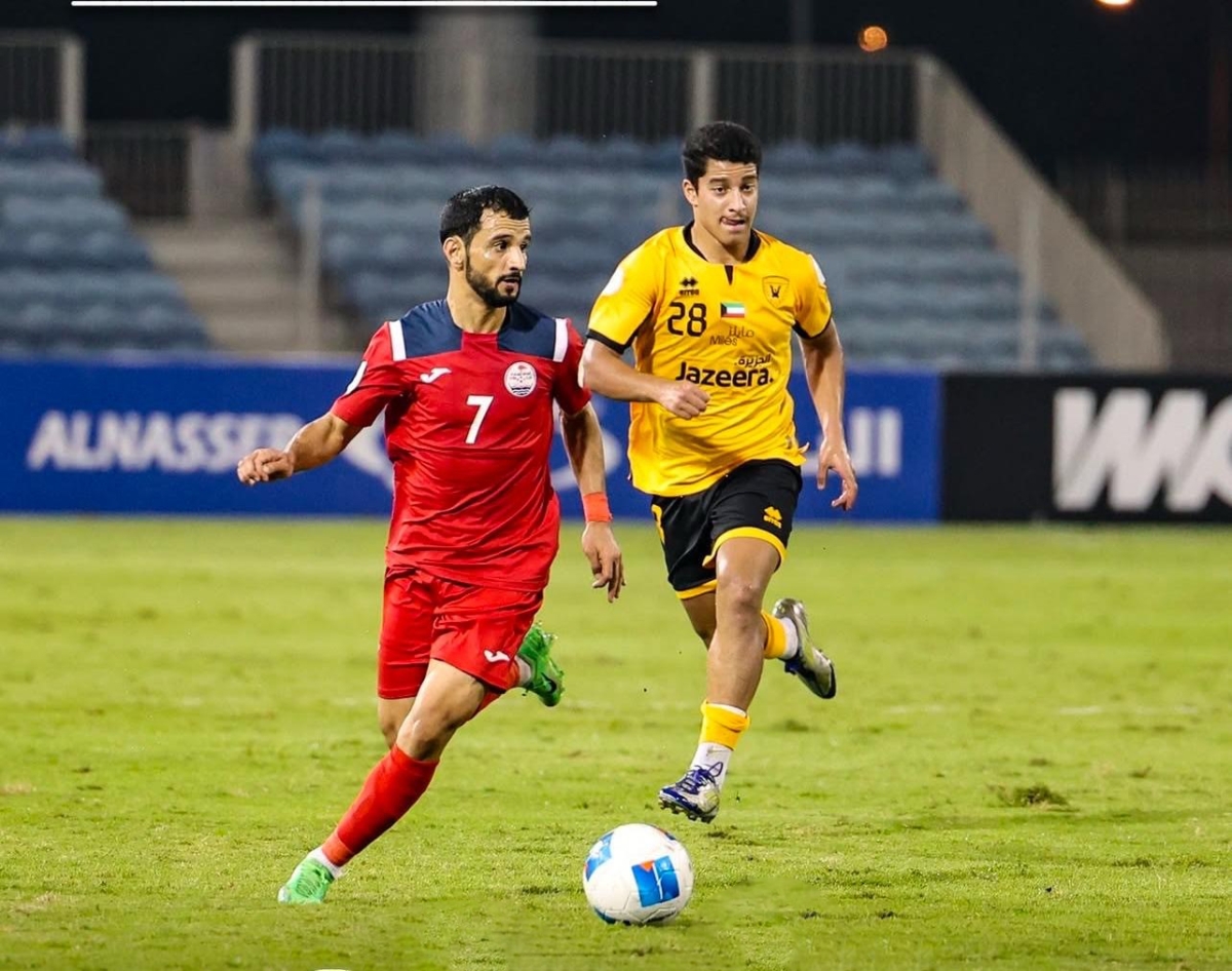 لاعب «الأصفر» جاسم المطر يحاول قطع الكرة من أمام عبدالواسع المطري 
