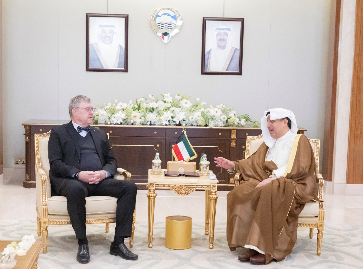 وزير شؤون الديوان الأميري يستقبل سفير التشيك