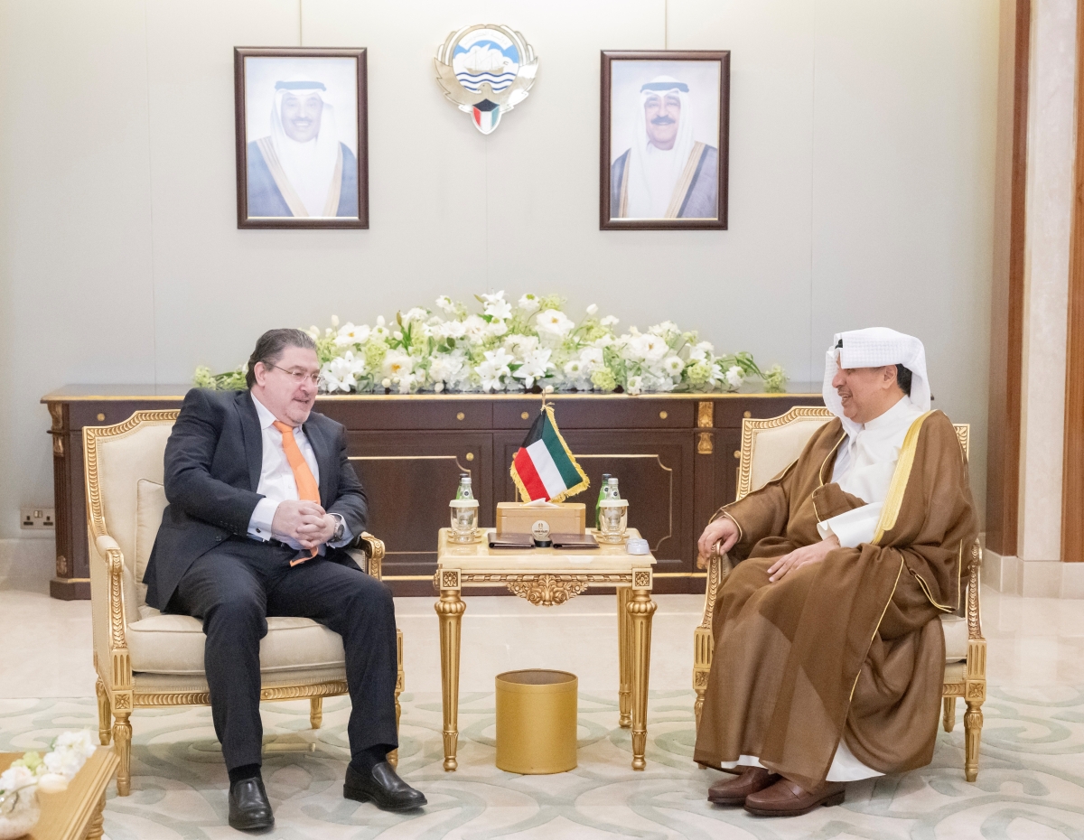 وزير شؤون الديوان الأميري يستقبل سفير قبرص