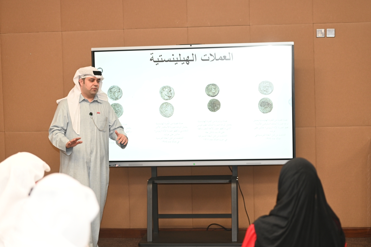 دشتي يحاضر عن تاريخ العملات المعدنية في الكويت (تصوير نايف العقلة)