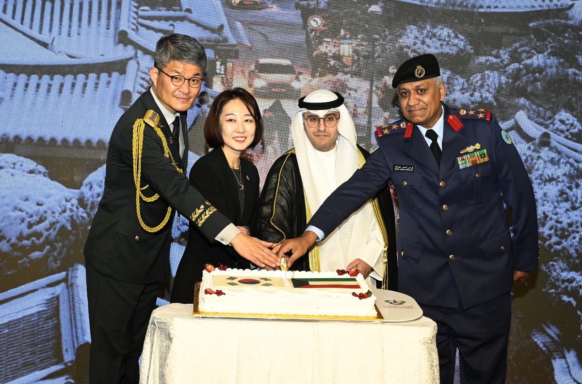 الوزير المشاري يشارك قطع قالب حلوى الاحتفال (تصوير سعود سالم )