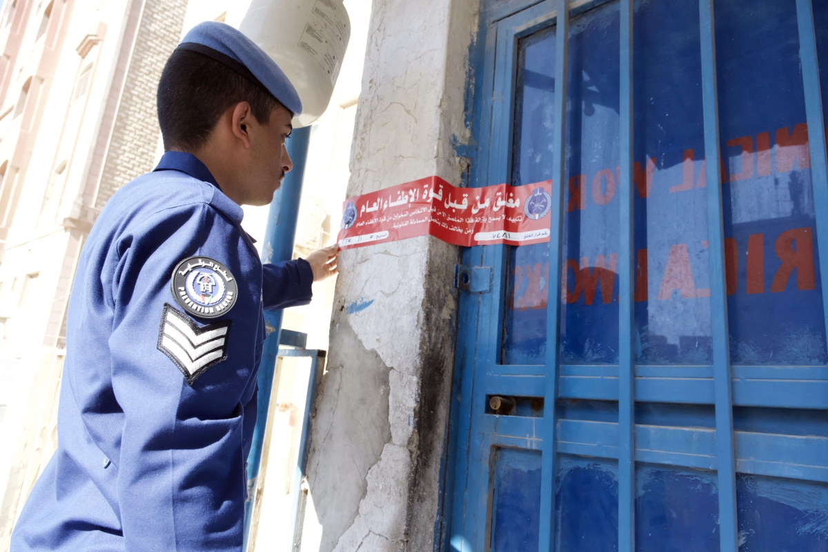 إغلاق إداري لإحدى المنشآت المخالفة       (تصوير أسعد عبدالله) 