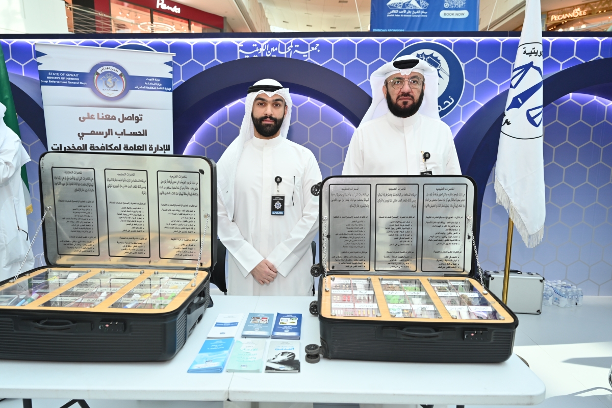 عنصران من إدارة مكافحة المخدرات قدما شرحاً للجمهور حول مختلف الأنواع