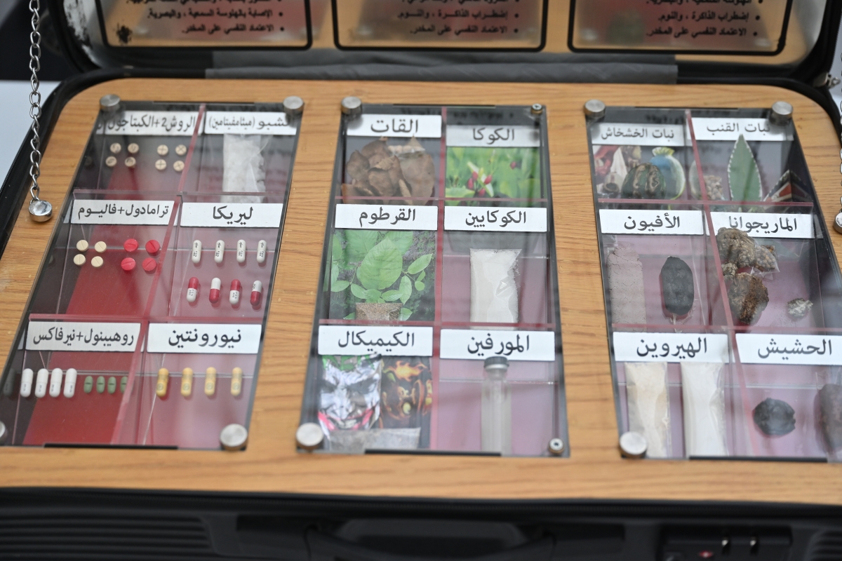 نماذج من المخدرات العشبية والمُصنّعة المعروضة في الفعالية (تصوير أسعد عبدالله)