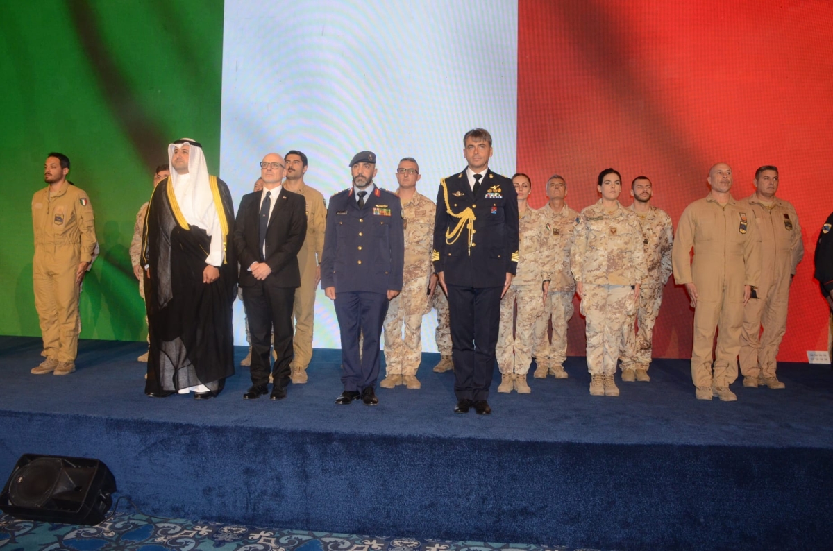 وكيل الدفاع وآمر القوة الجوية وسفير إيطاليا والعقيد ريغا مع عدد من الجنود الإيطاليين