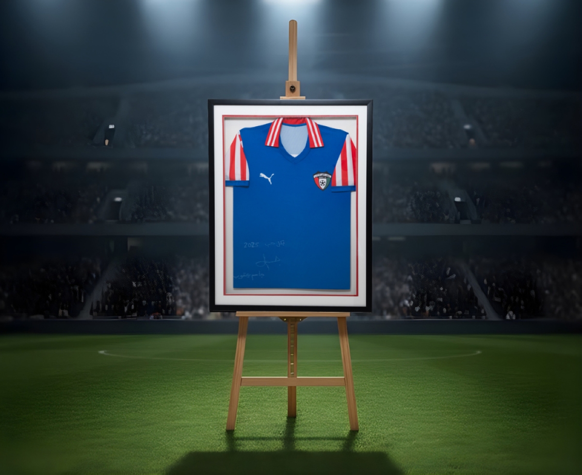  قميص منتخب الكويت في كأس العالم 1982 موقعاً من الأسطورة جاسم يعقوب