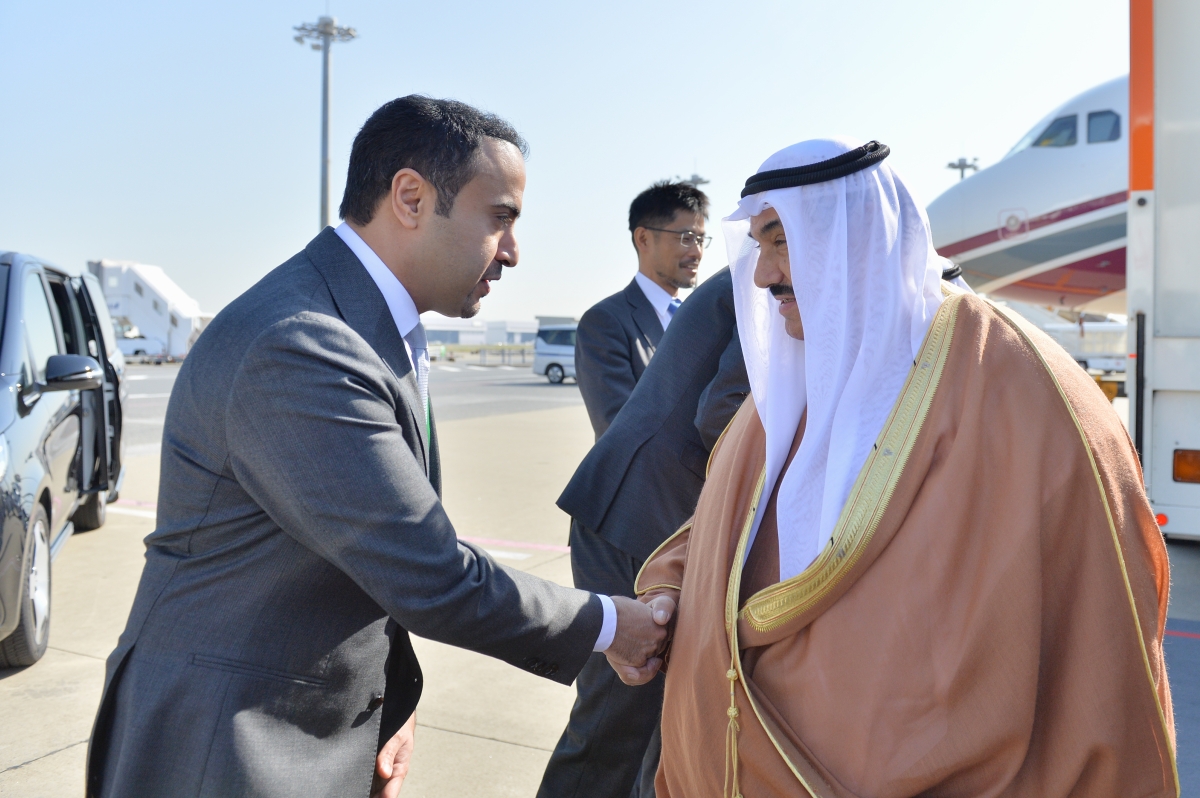 الشيخ ناصر المحمد مصافحاً أحد مستقبليه 