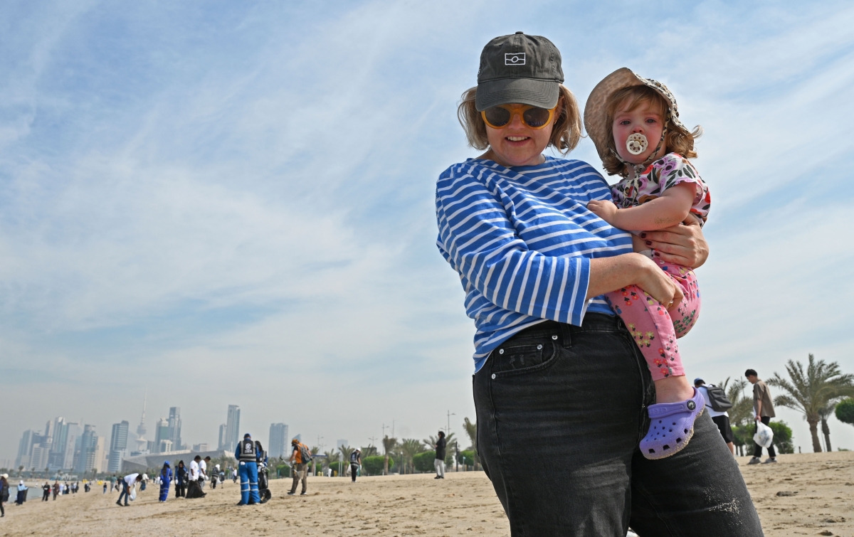 السفيرة الأسترالية تشارك في فعالية شاطئ الشويخ