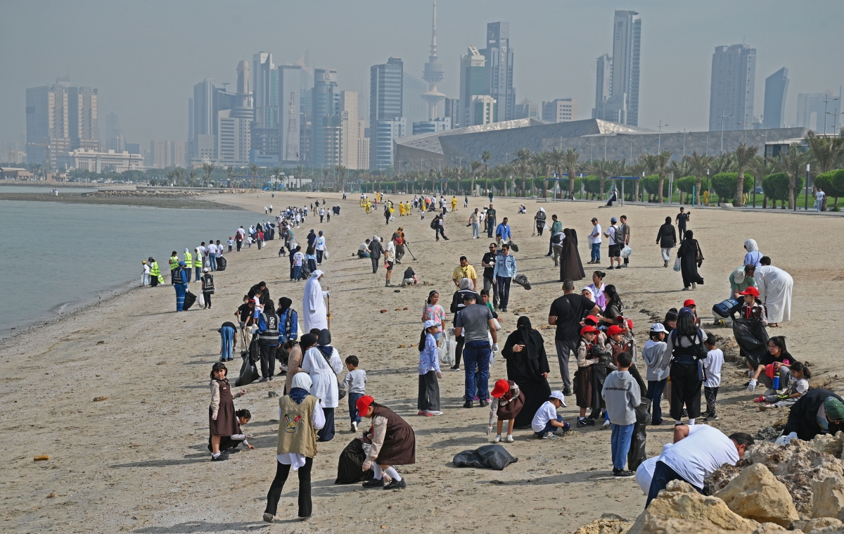 مشاركة واسعة في فعالية تنظيف شاطئ الشويخ