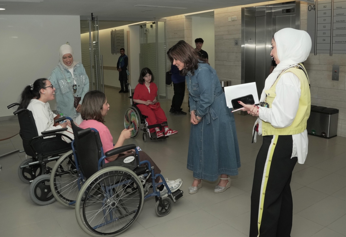 الميلم تتحدّث مع طالبات من ذوي الاحتياجات