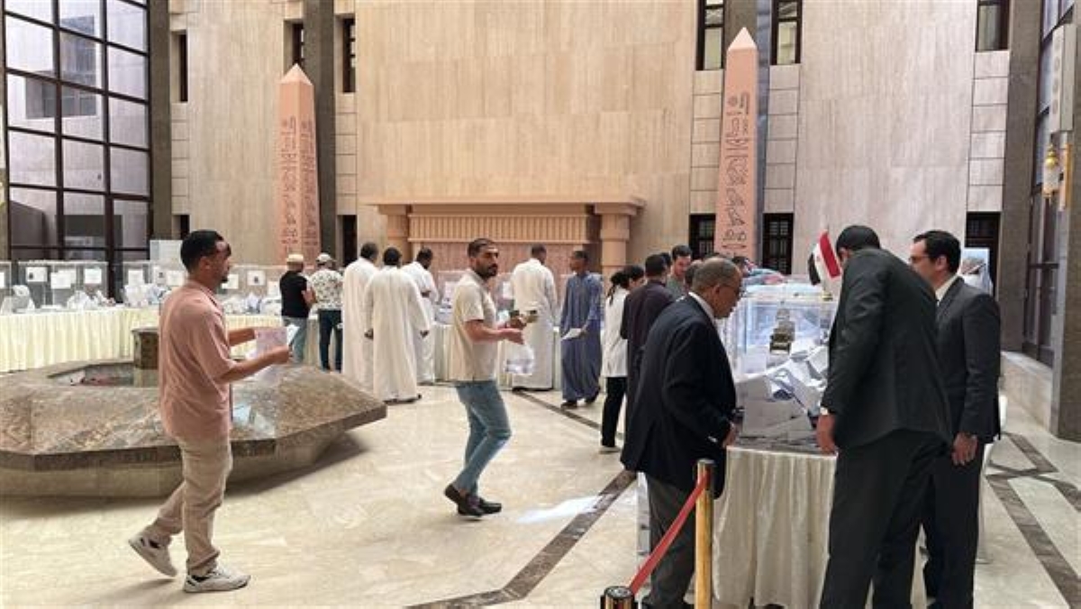 مصريون يدلون بأصواتهم داخل إحدى لجان الاقتراع في السعودية