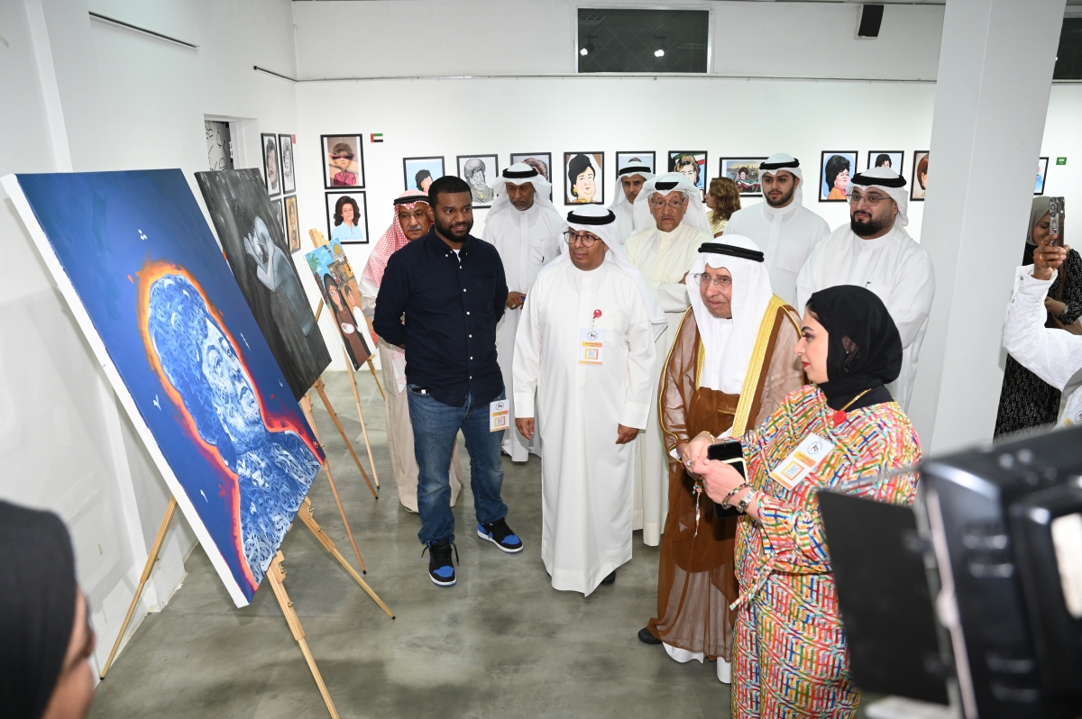 إبراهيم البغلي ومحمد ثلاب خلال جولة في المعرض (تصوير نايف العقلة)