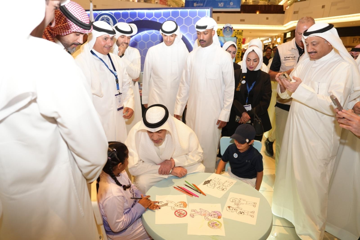 النائب الأول إلى جانب طفلة تشارك في أنشطة تلوين ضمن الحملة التوعوية