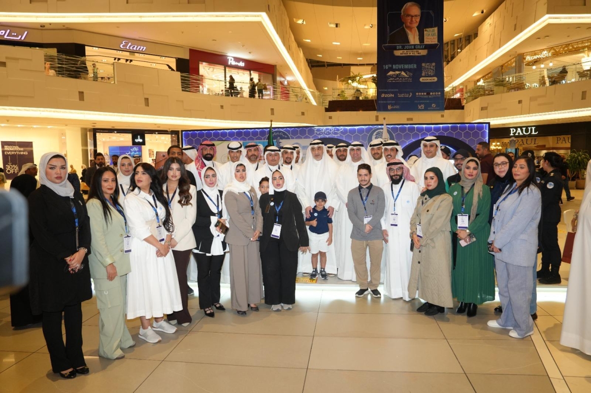 لقطة جماعية للنائب الأول وأعضاء من جمعية المحامين والقائمين على الحملة