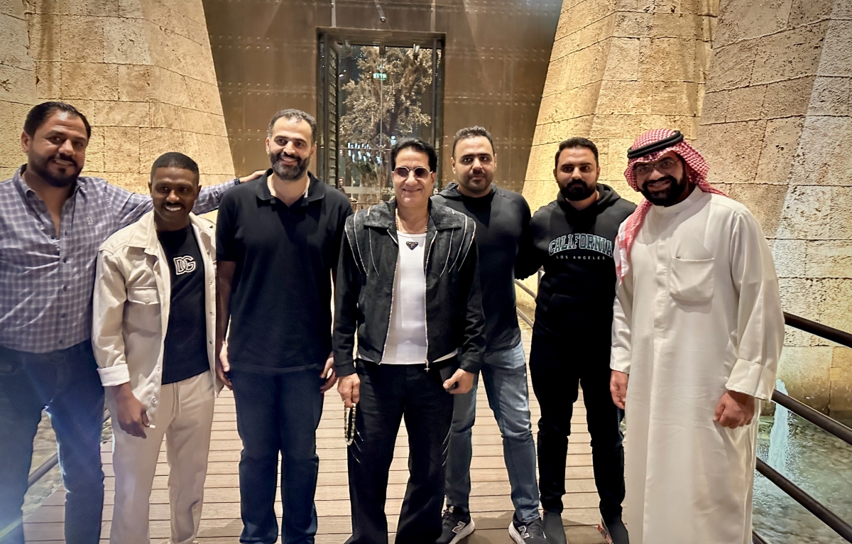 أحمد شيبة متوسطاً محمد الخباز ومبارك المعتوق ومنظمي الحفل بعد قرار الإلغاء