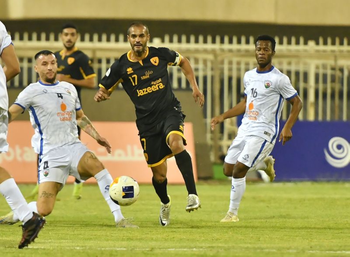 محترف الجهراء يبعد الكرة من أمام بدر المطوع