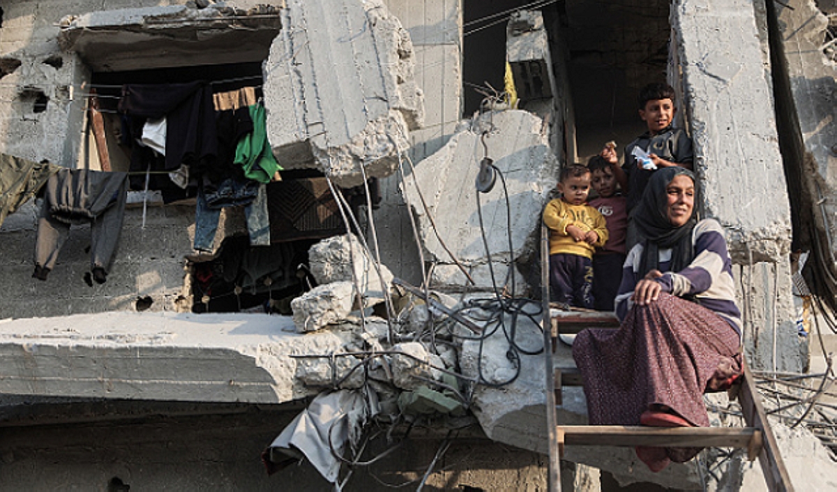 أسرة فلسطينية تعيش وسط الركام في غزة