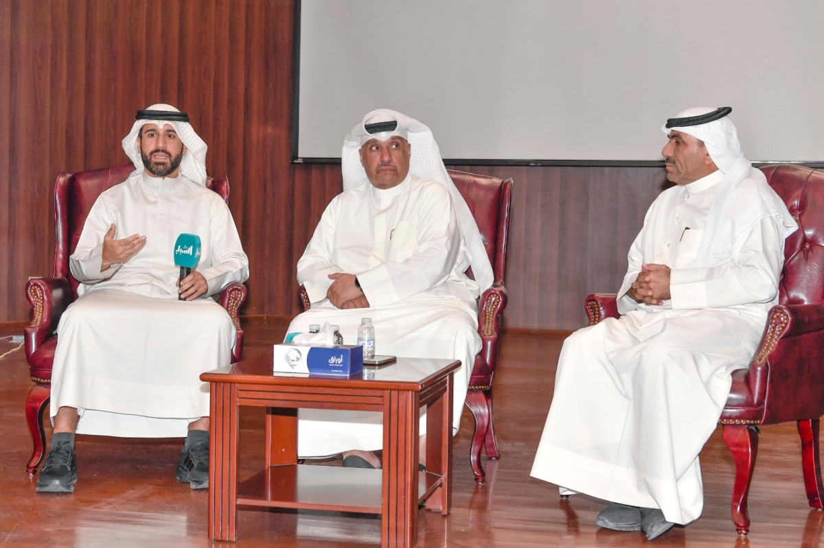 المزعل مُتحدّثاً وبجانبه الأنصاري والشمري