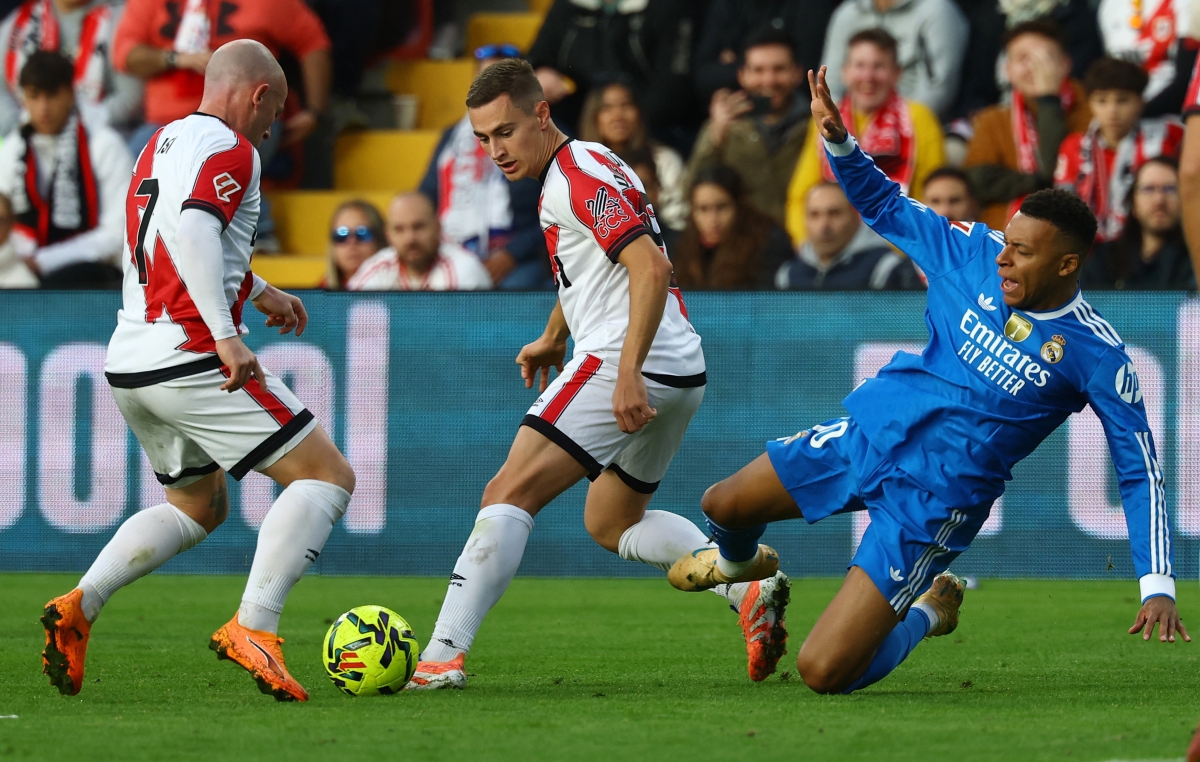 كيليان مبابي خلال المباراة أمام رايو فايكانو (رويترز)